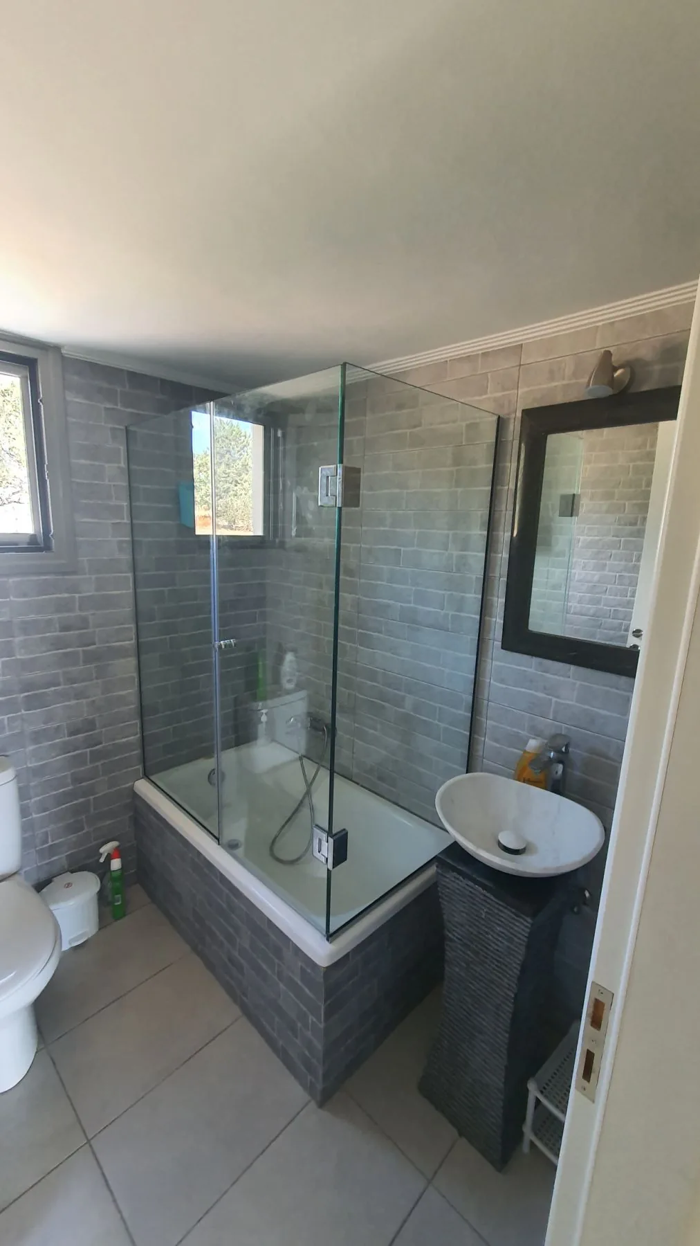 Pare-baignoire avec porte battante