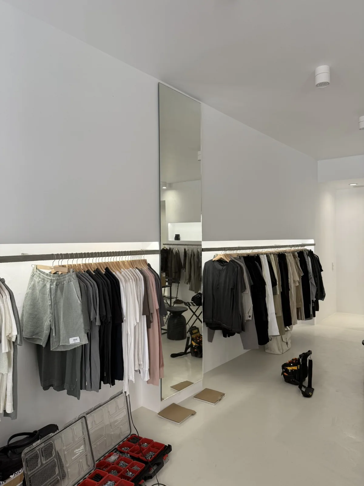 Grand miroir dans une boutique de vêtements