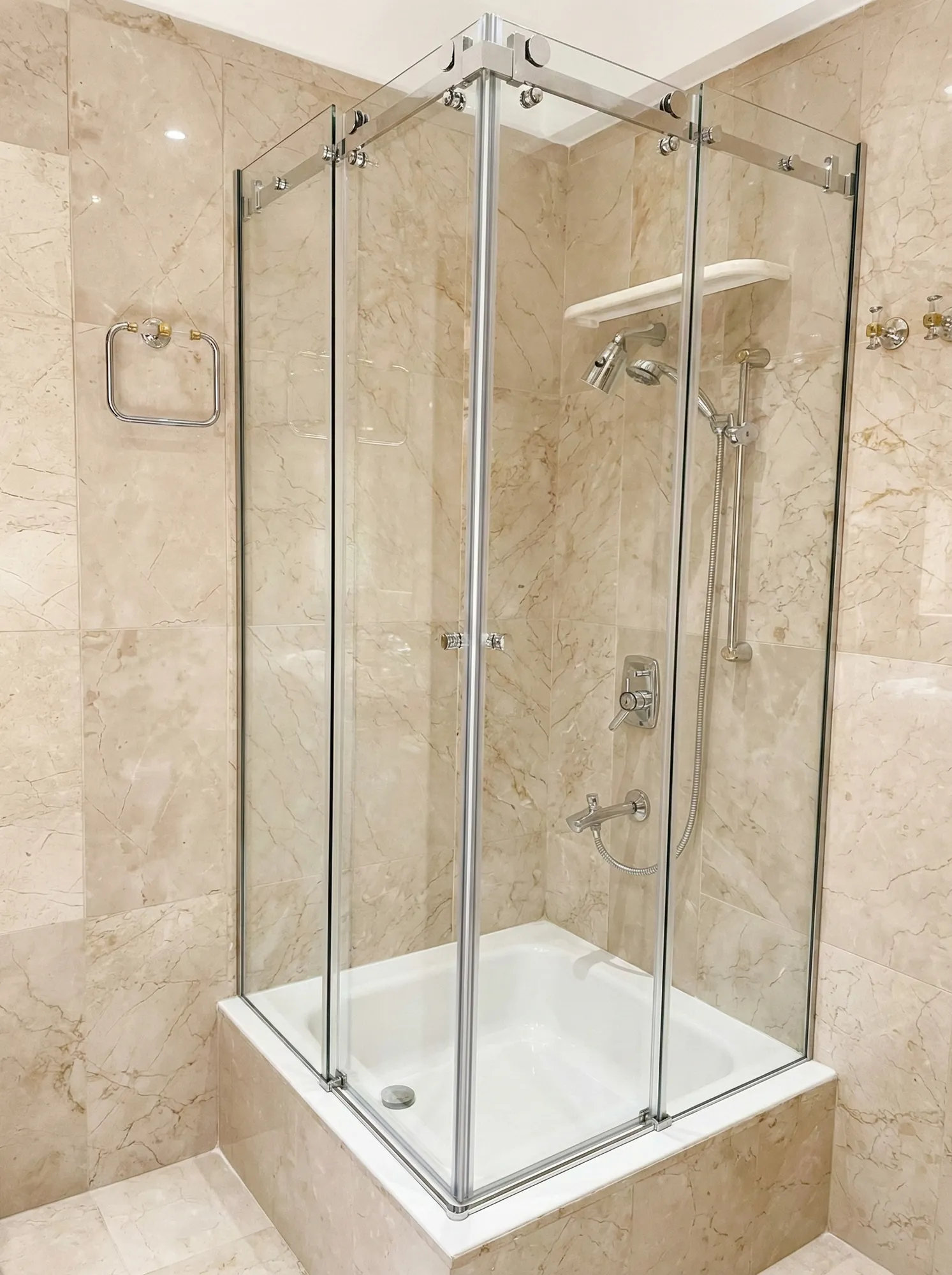 Douche d’angle coulissante, quincaillerie inox