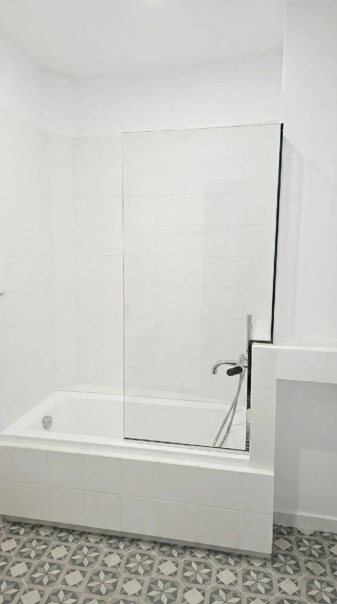Douche avec verre encoché sur mesure