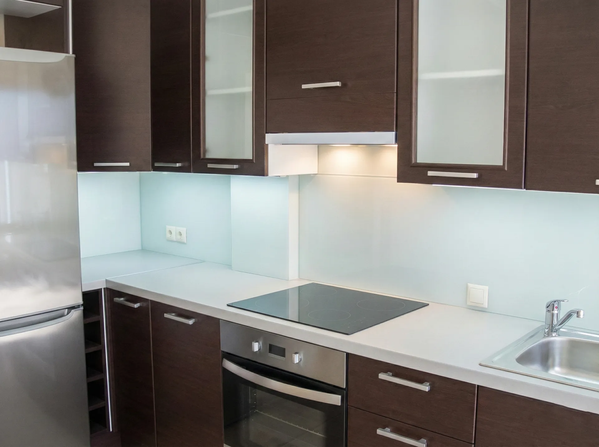 Glass splashback with ceramic paint