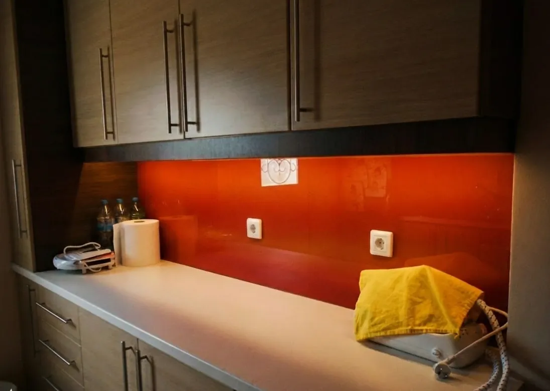 Seamless glass splashback