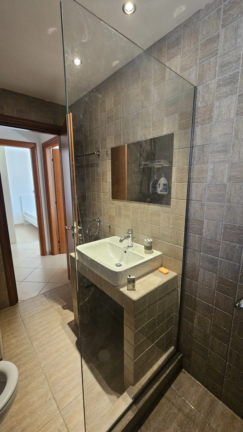 Douche à l’italienne, paroi fixe