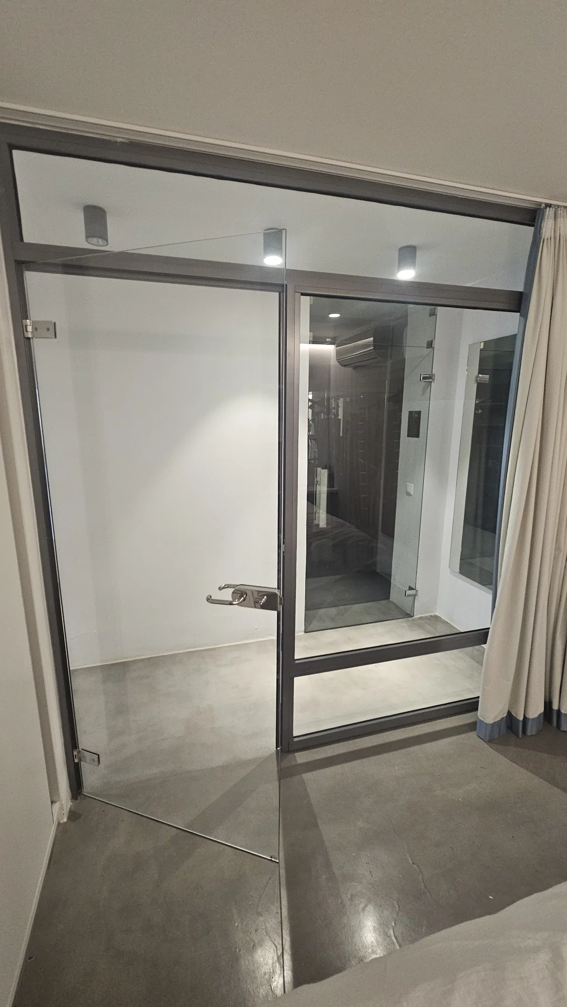 Porte vitrée et cloison avec cadre