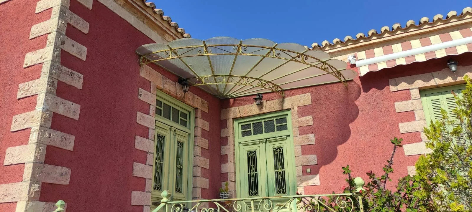 Auvent d’entrée sur maison traditionnelle