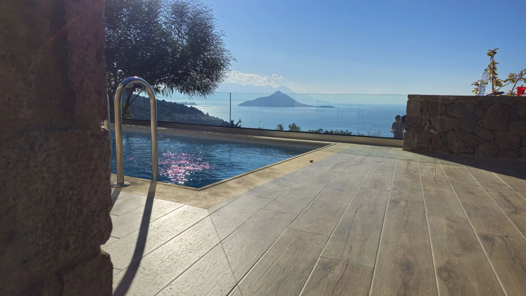 Garde-corps de piscine en verre avec vue mer